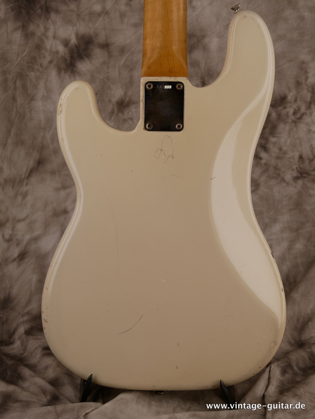Fender_Precision_Bass_USA_white_refinished_1964-004.JPG