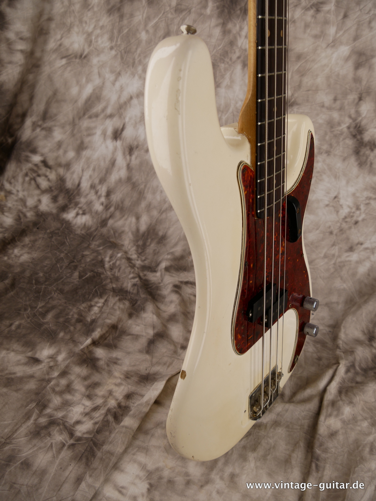 Fender_Precision_Bass_USA_white_refinished_1964-005.JPG
