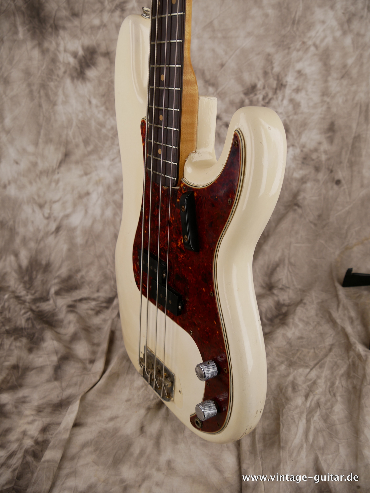 Fender_Precision_Bass_USA_white_refinished_1964-006.JPG