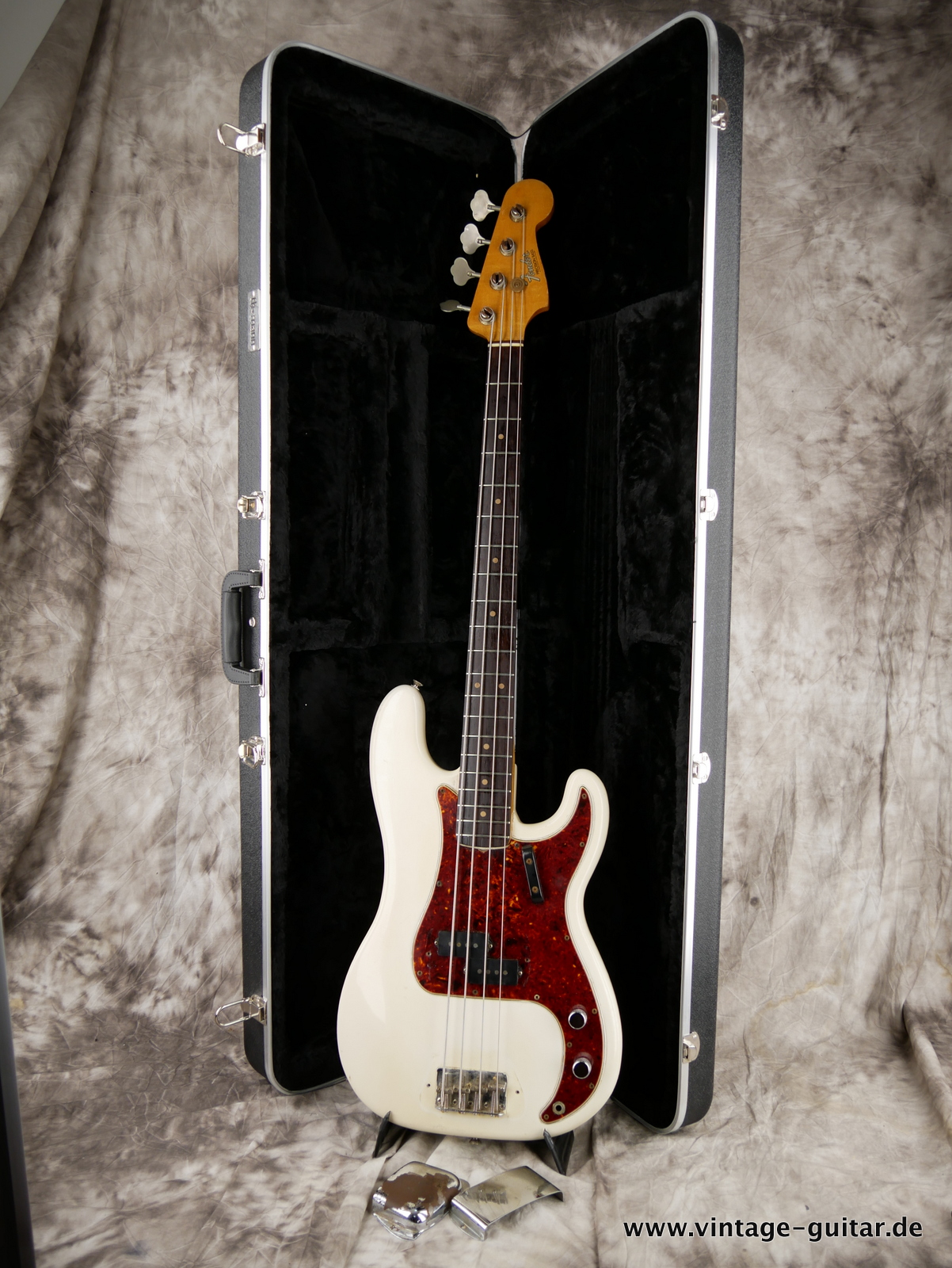 Fender_Precision_Bass_USA_white_refinished_1964-024.JPG