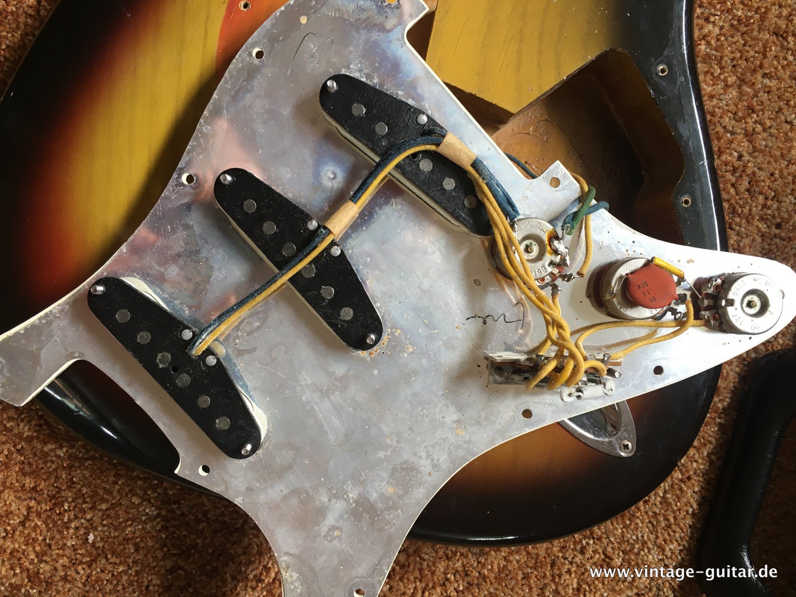 Fender-Stratocaster-1967-sunburst-011.jpg