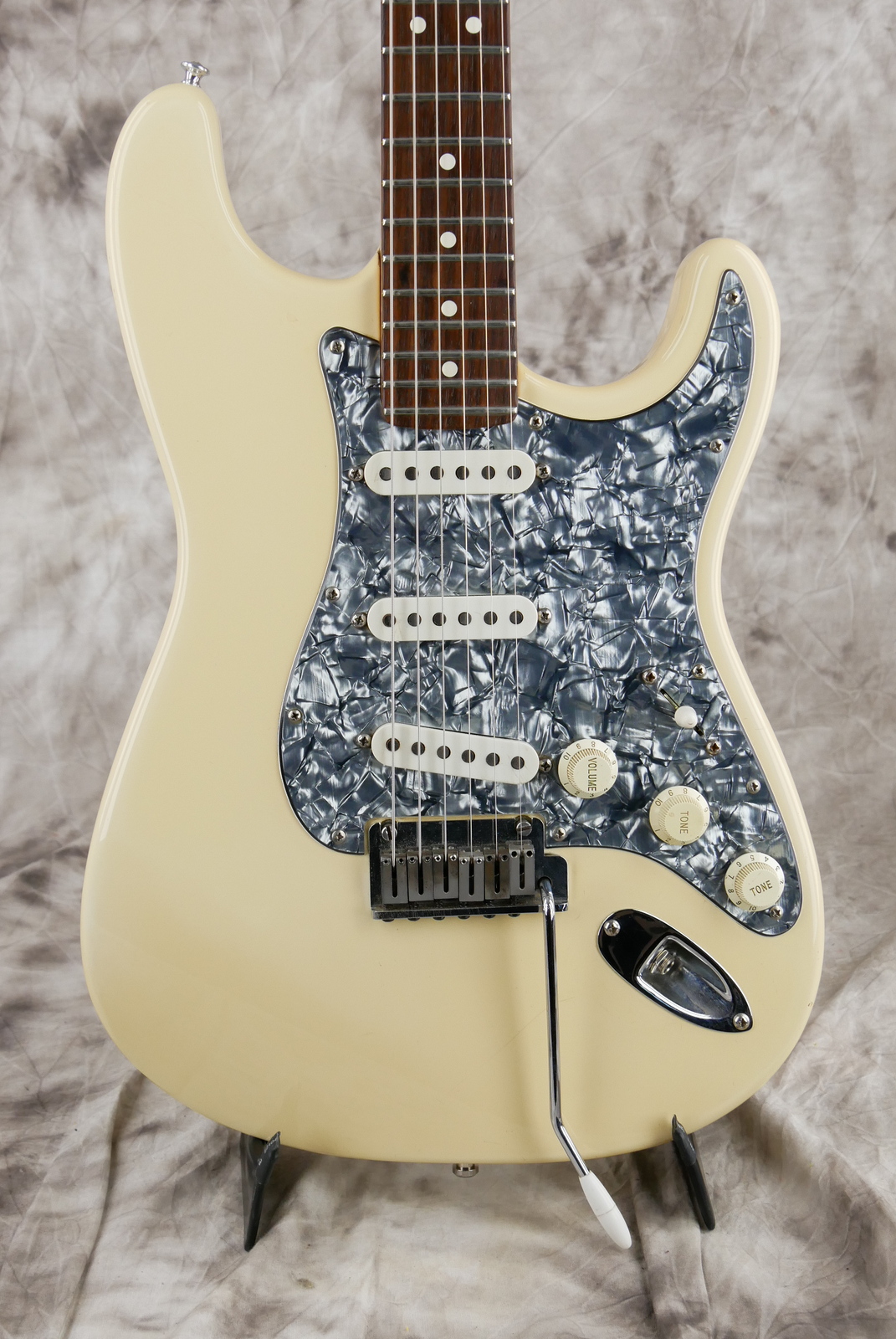 Fender_Stratocaster_AM_Standard_olympic_white_1995-003.JPG