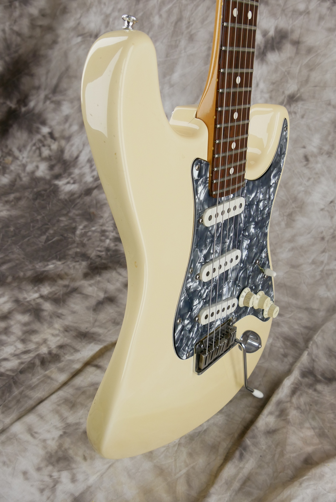 Fender_Stratocaster_AM_Standard_olympic_white_1995-005.JPG