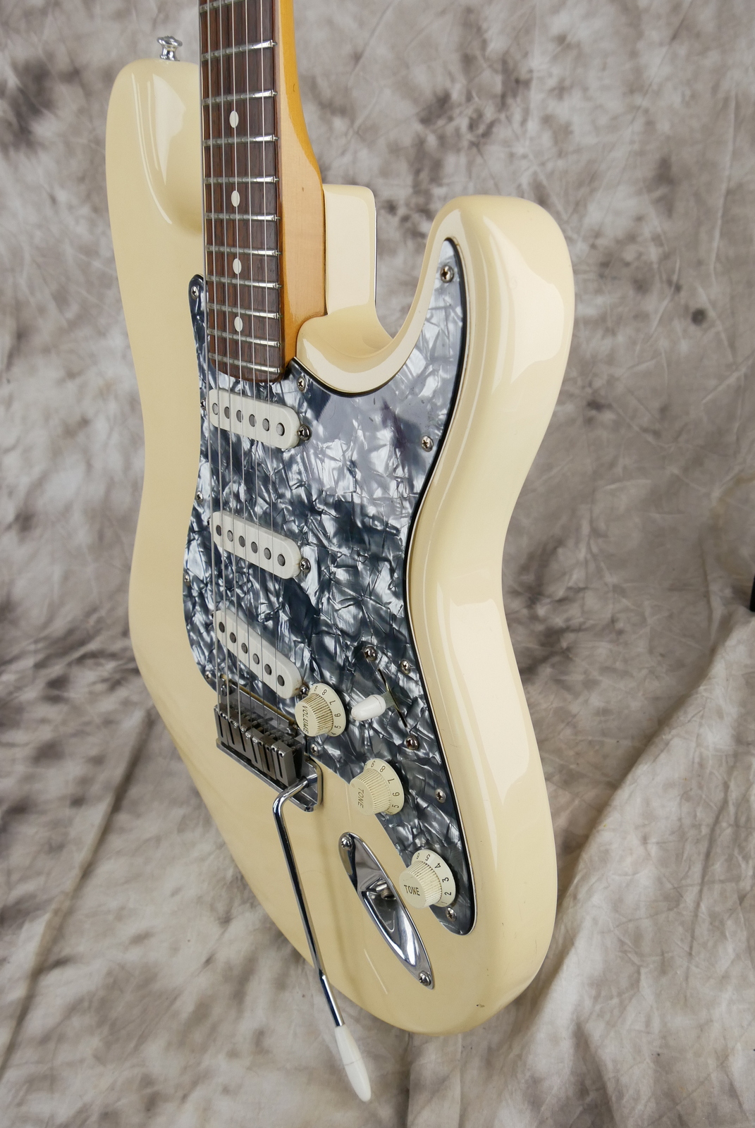 Fender_Stratocaster_AM_Standard_olympic_white_1995-006.JPG