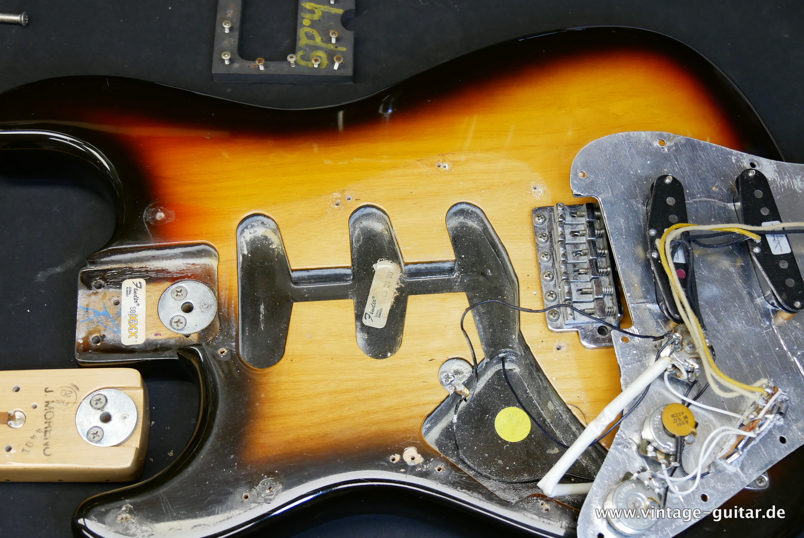 Fender_Left_Hand_Stratocaster_1980_sunburst_usa_maple_neck-016.JPG