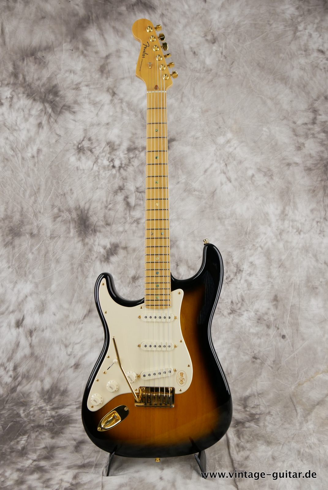 Fender_Stratocaster_deluxe_50th_anniversary__left_hand_sunburst_tweed_case_2004-001.JPG