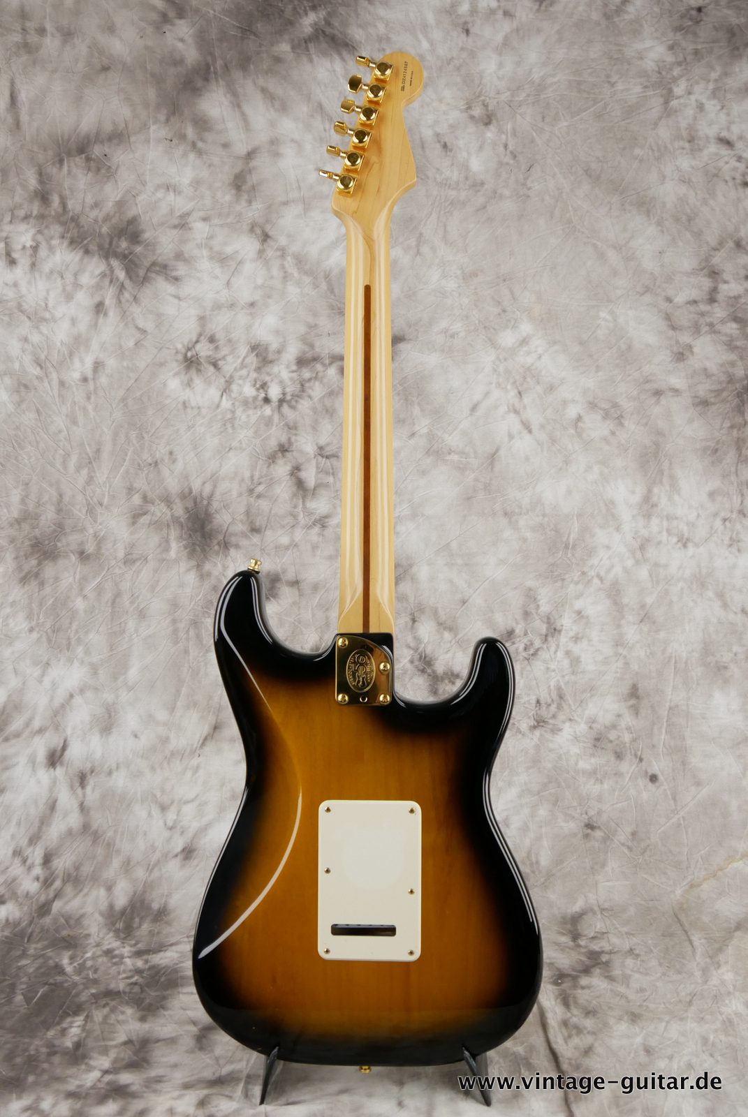 Fender_Stratocaster_deluxe_50th_anniversary__left_hand_sunburst_tweed_case_2004-002.JPG