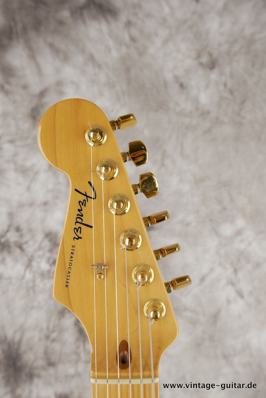 Fender_Stratocaster_deluxe_50th_anniversary__left_hand_sunburst_tweed_case_2004-003.JPG