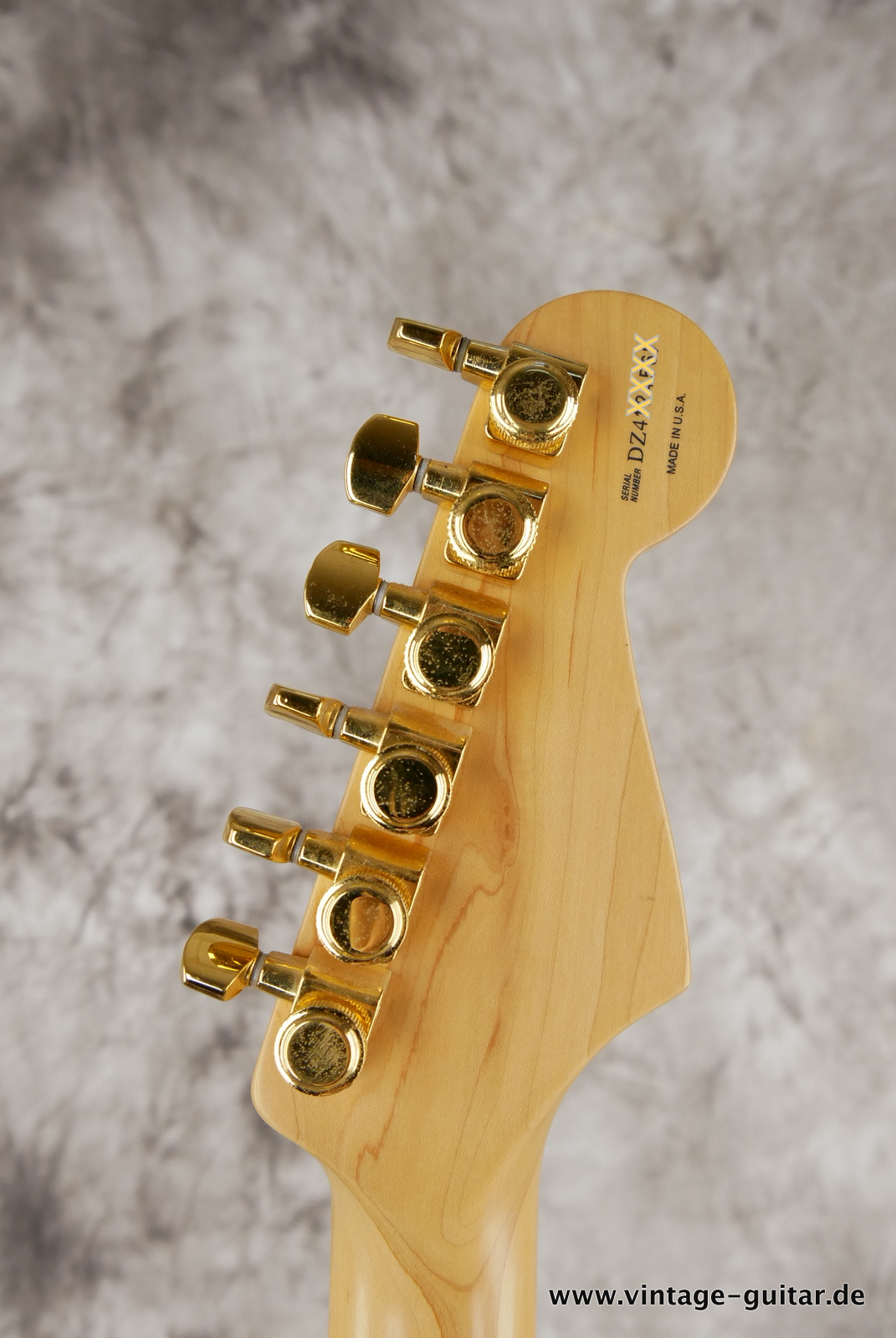 Fender_Stratocaster_deluxe_50th_anniversary__left_hand_sunburst_tweed_case_2004-004.JPG