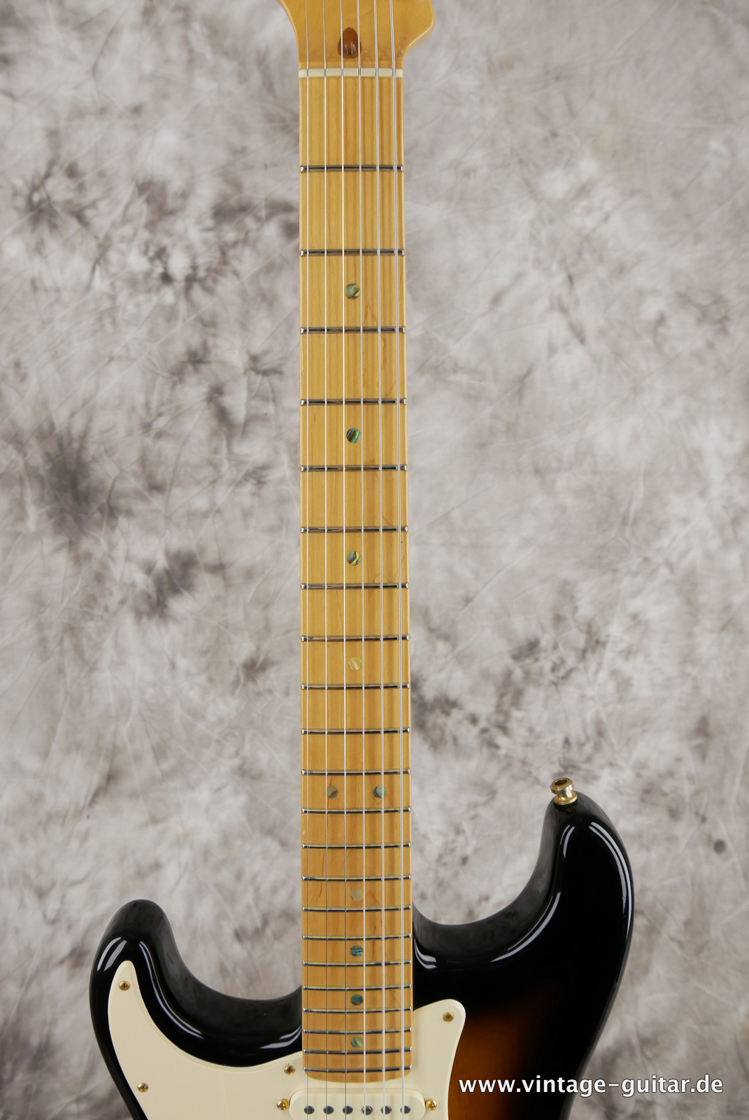 Fender_Stratocaster_deluxe_50th_anniversary__left_hand_sunburst_tweed_case_2004-005.JPG