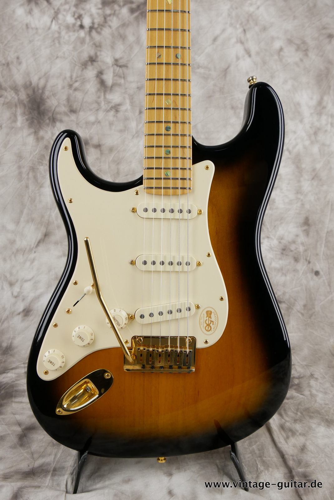 Fender_Stratocaster_deluxe_50th_anniversary__left_hand_sunburst_tweed_case_2004-007.JPG