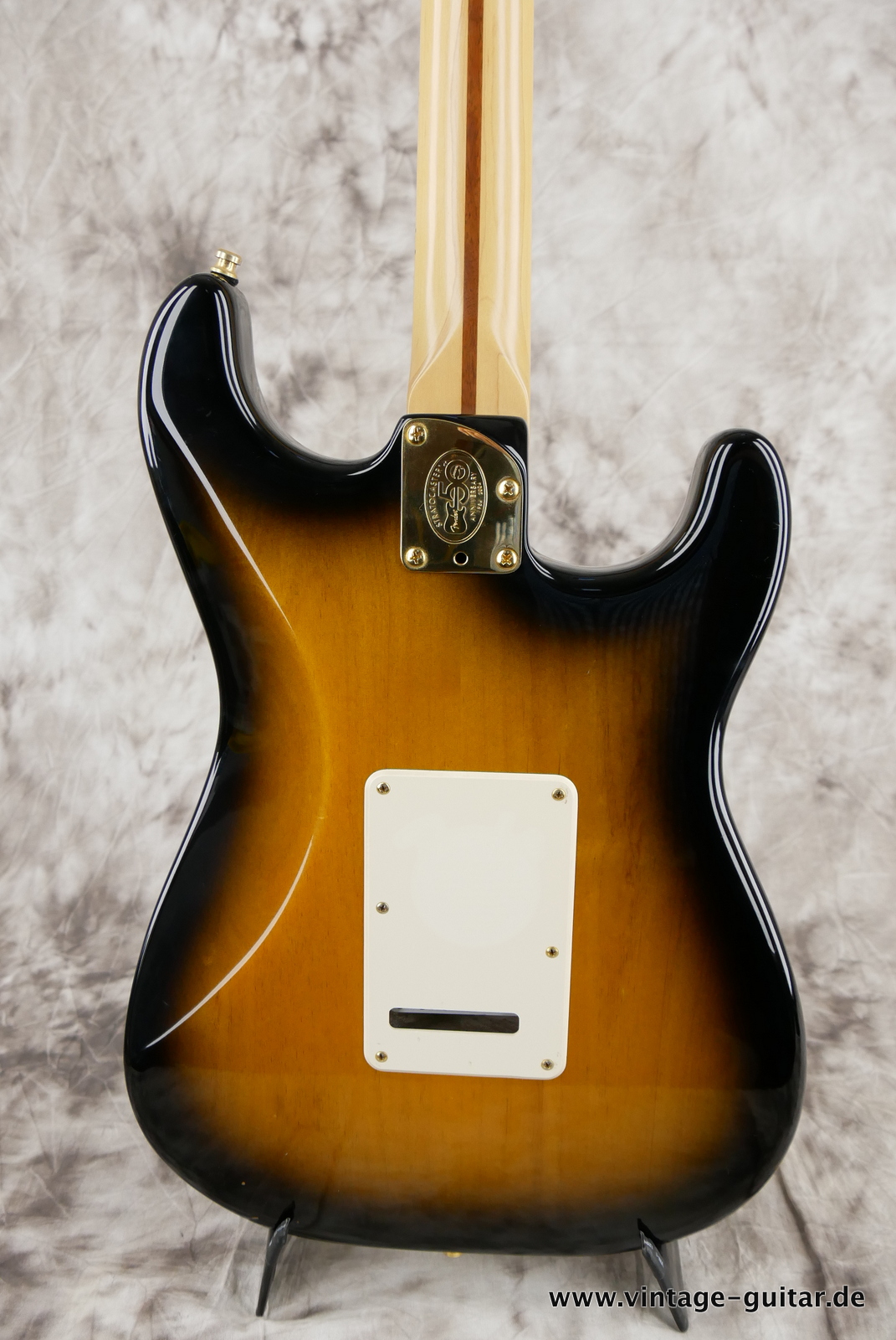 Fender_Stratocaster_deluxe_50th_anniversary__left_hand_sunburst_tweed_case_2004-008.JPG