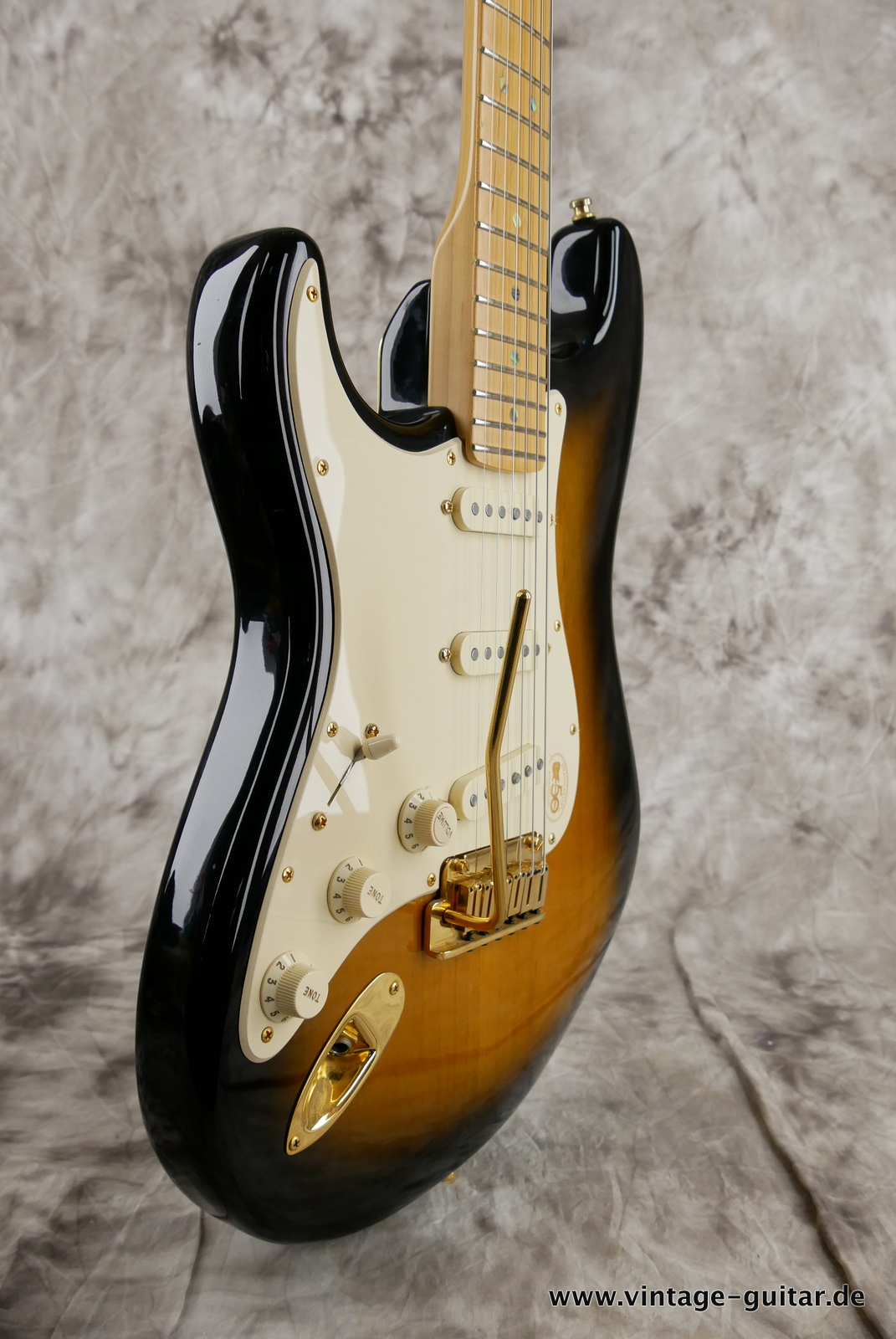 Fender_Stratocaster_deluxe_50th_anniversary__left_hand_sunburst_tweed_case_2004-009.JPG