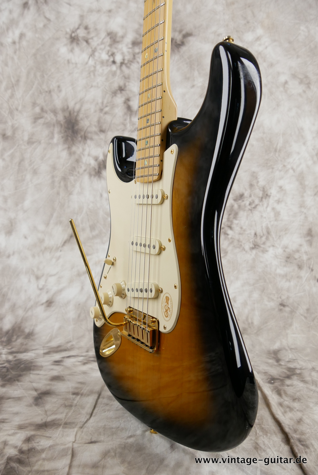Fender_Stratocaster_deluxe_50th_anniversary__left_hand_sunburst_tweed_case_2004-010.JPG