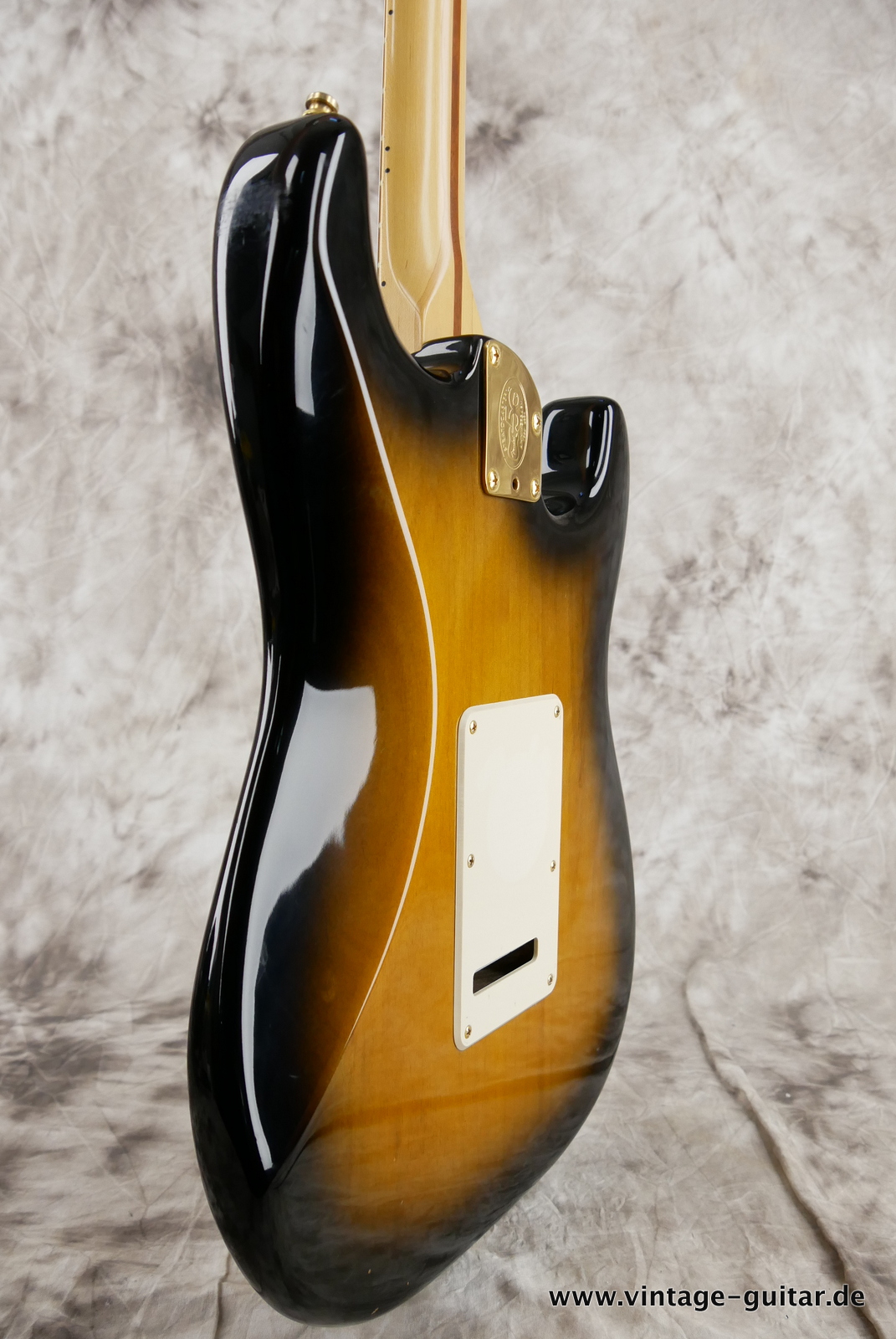 Fender_Stratocaster_deluxe_50th_anniversary__left_hand_sunburst_tweed_case_2004-011.JPG