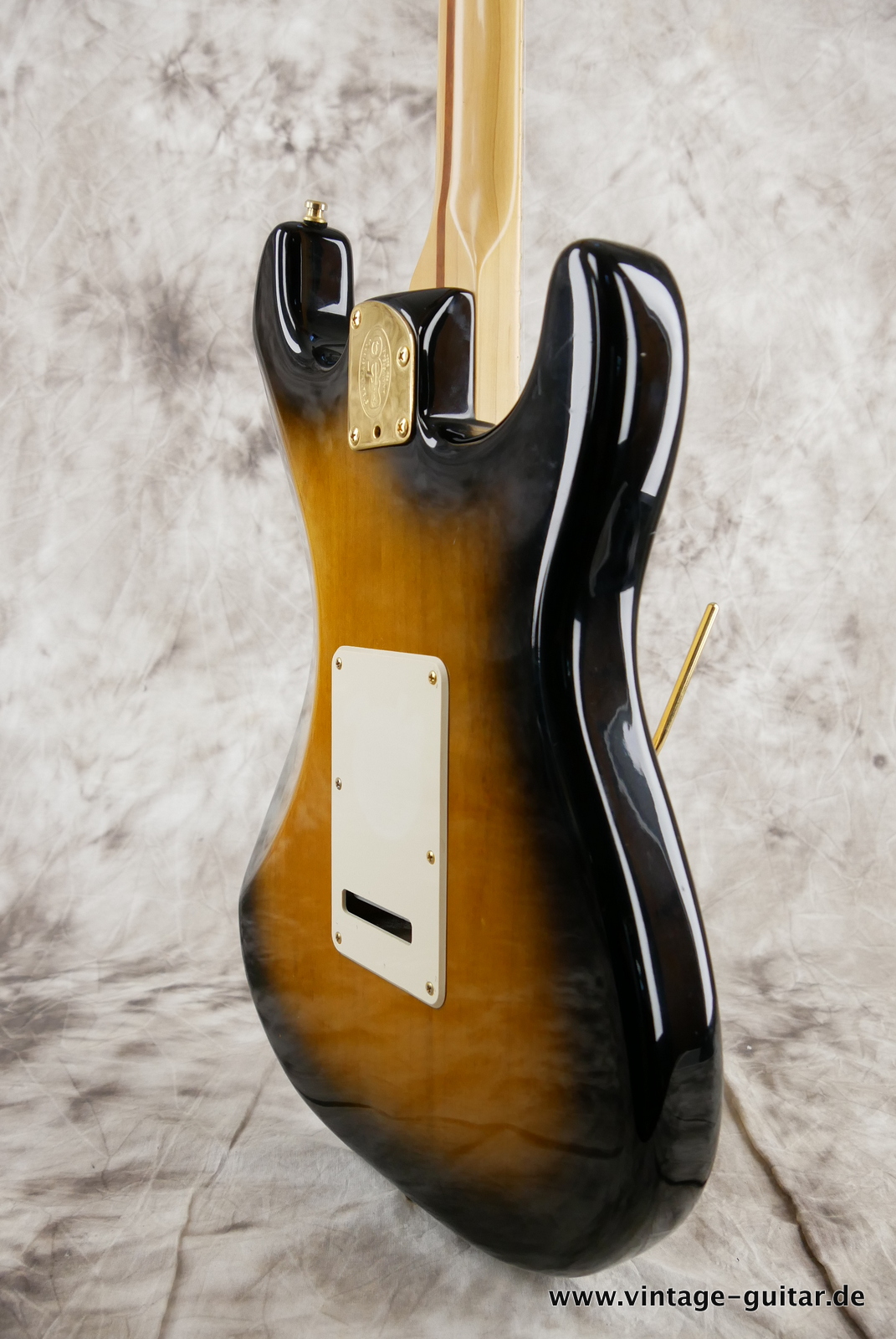 Fender_Stratocaster_deluxe_50th_anniversary__left_hand_sunburst_tweed_case_2004-012.JPG