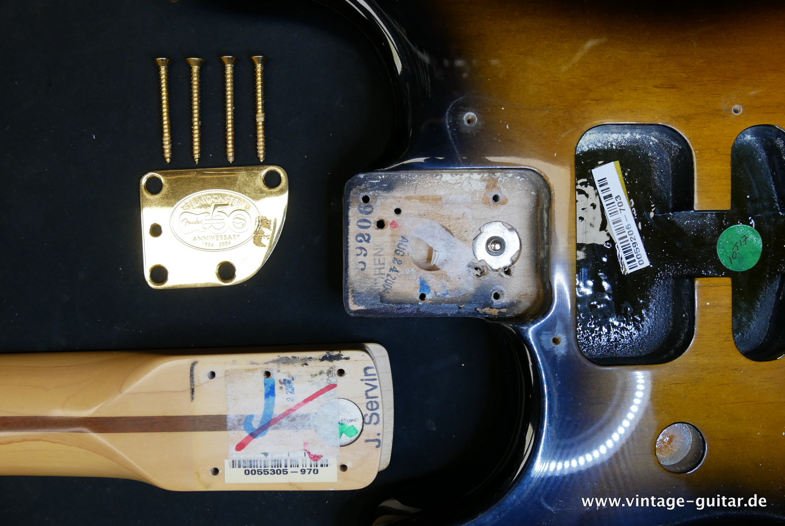 Fender_Stratocaster_deluxe_50th_anniversary__left_hand_sunburst_tweed_case_2004-013.JPG