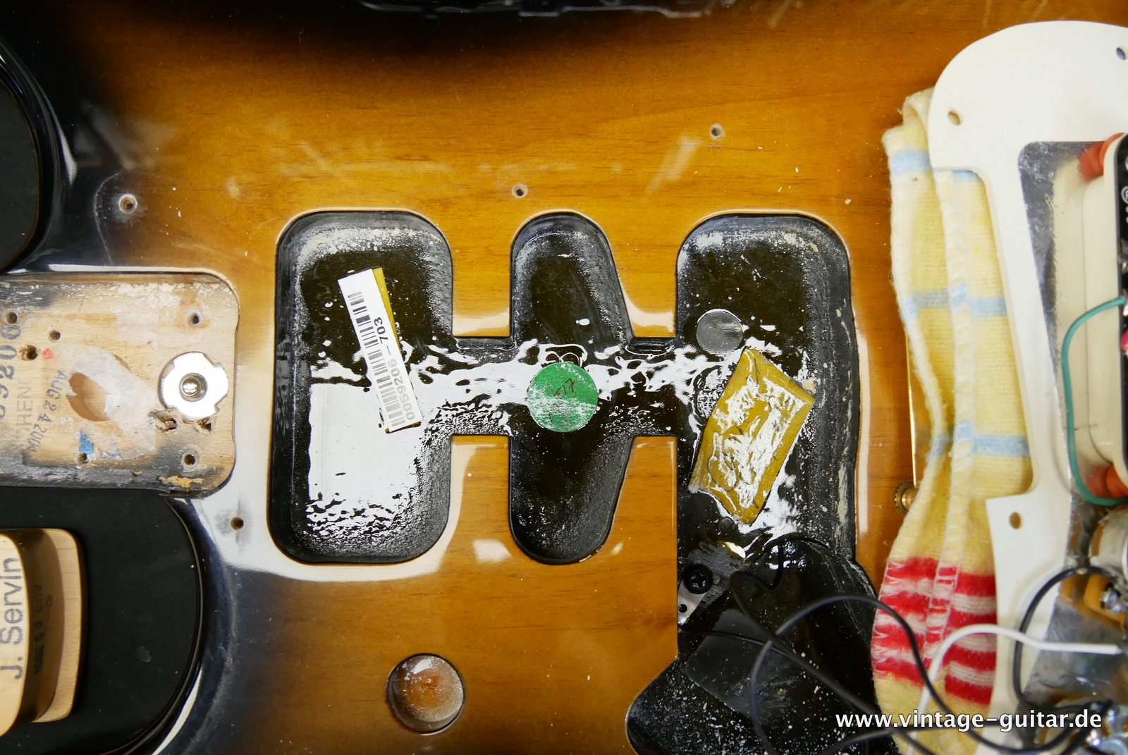 Fender_Stratocaster_deluxe_50th_anniversary__left_hand_sunburst_tweed_case_2004-014.JPG