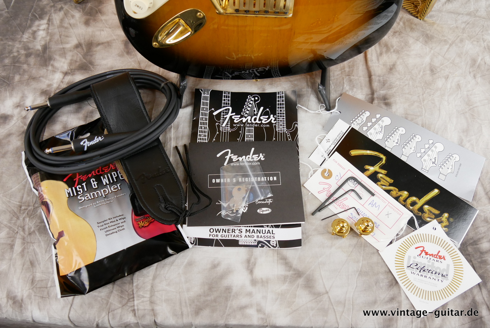 Fender_Stratocaster_deluxe_50th_anniversary__left_hand_sunburst_tweed_case_2004-018.JPG