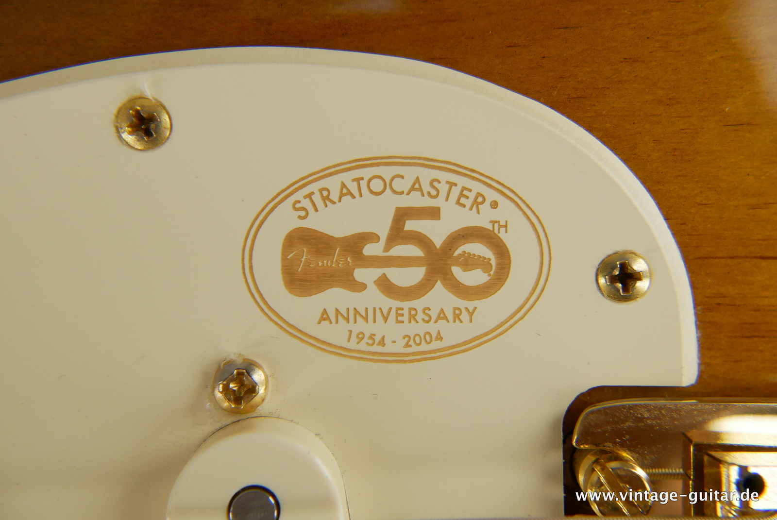 Fender_Stratocaster_deluxe_50th_anniversary__left_hand_sunburst_tweed_case_2004-019.JPG