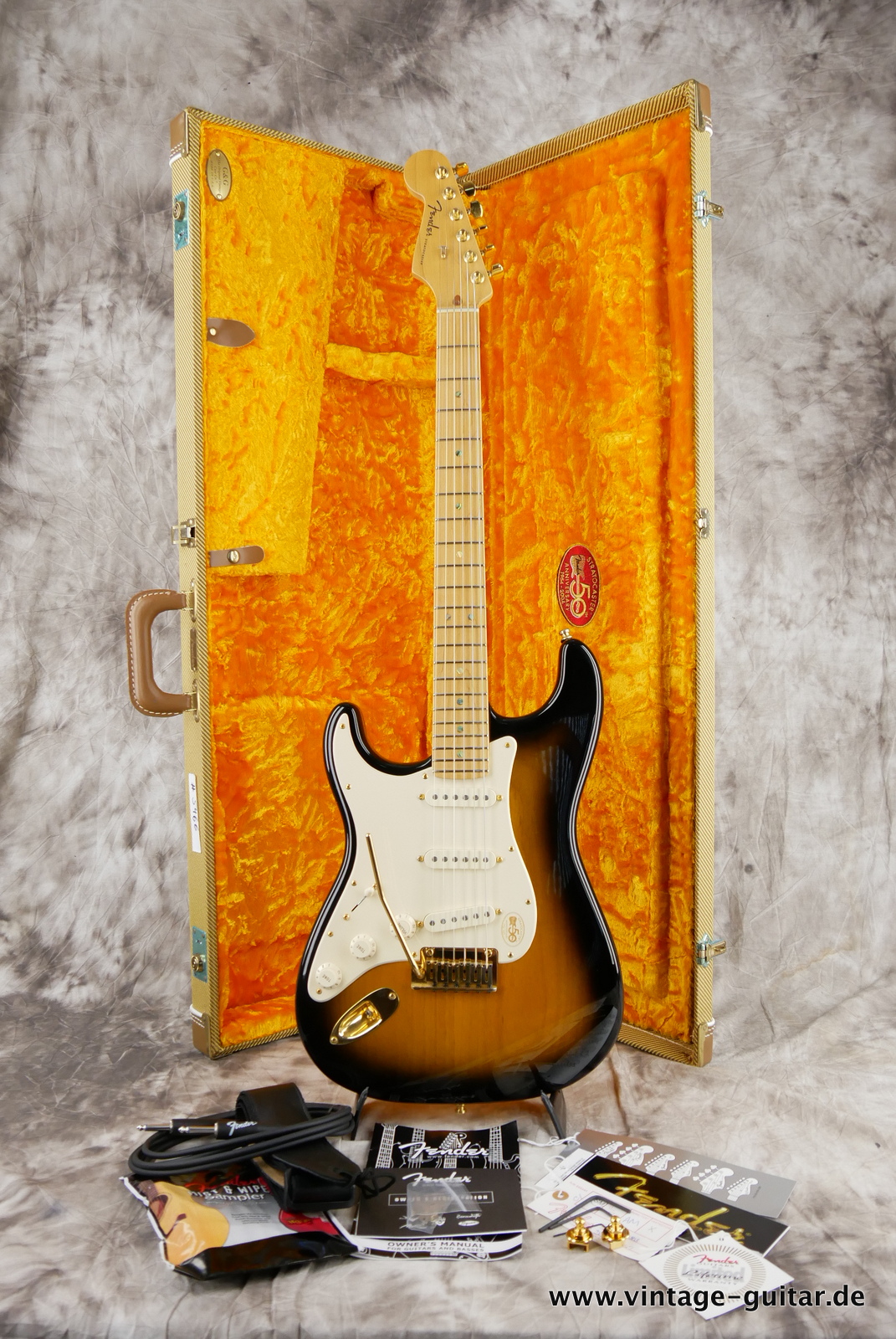 Fender_Stratocaster_deluxe_50th_anniversary__left_hand_sunburst_tweed_case_2004-022.JPG