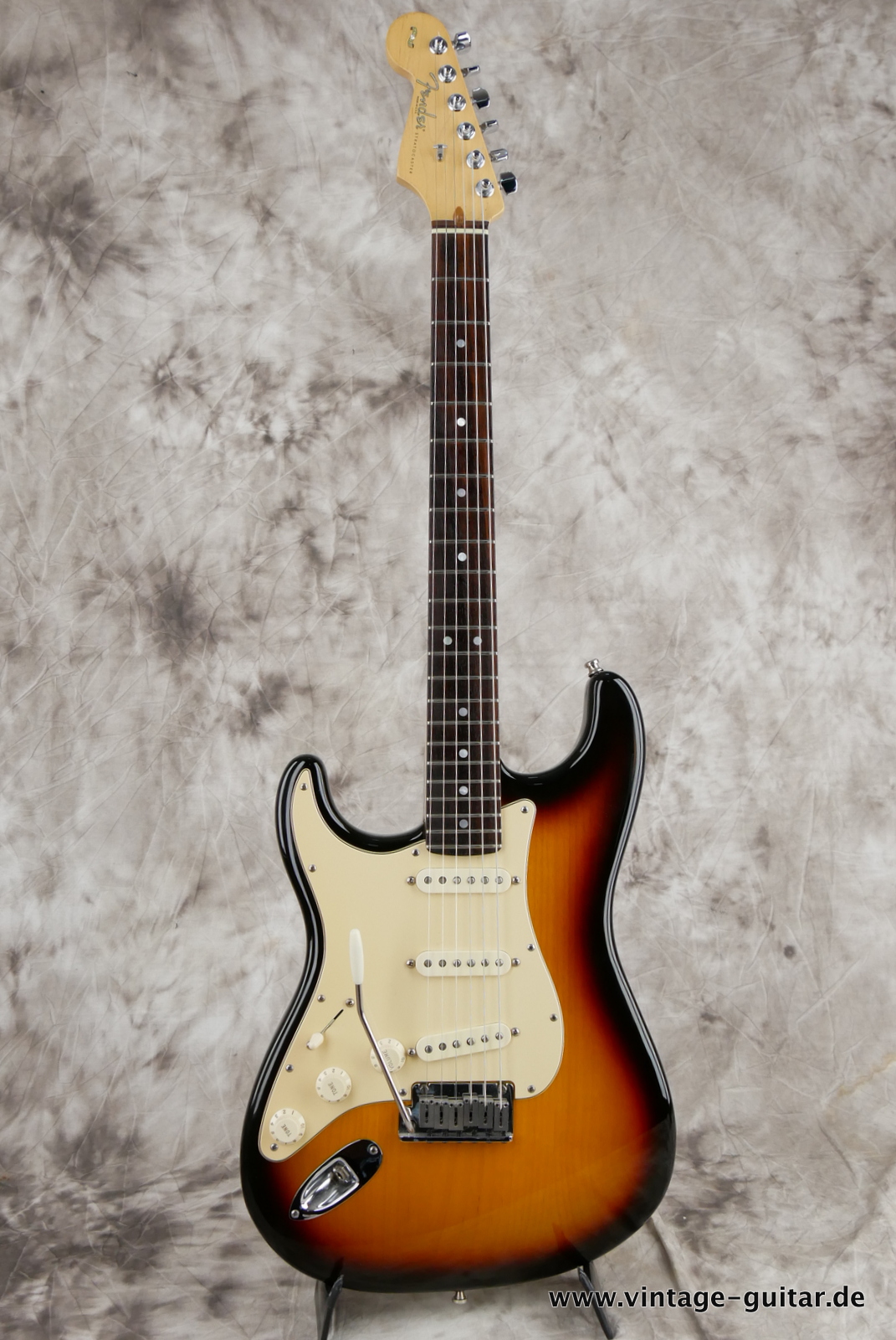 Fender_Stratocaster_American_Series_Diamond_Anniversary_60th_Left_handed_USA_sunburst-001.JPG