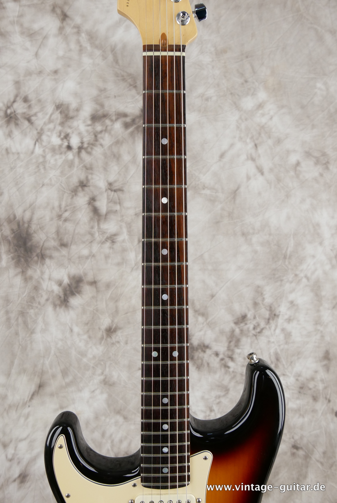 Fender_Stratocaster_American_Series_Diamond_Anniversary_60th_Left_handed_USA_sunburst-005.JPG