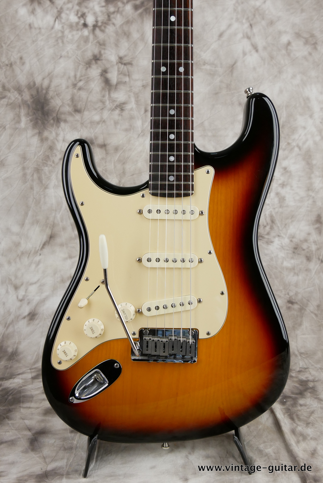 Fender_Stratocaster_American_Series_Diamond_Anniversary_60th_Left_handed_USA_sunburst-007.JPG