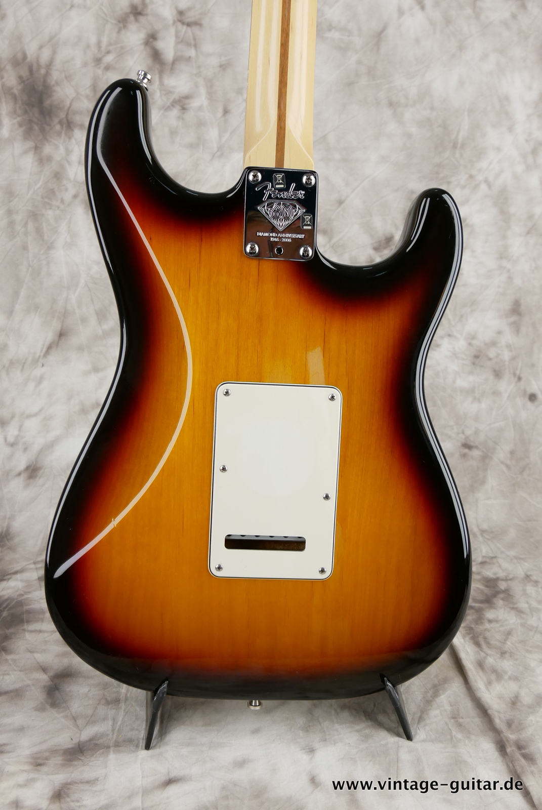 Fender_Stratocaster_American_Series_Diamond_Anniversary_60th_Left_handed_USA_sunburst-008.JPG