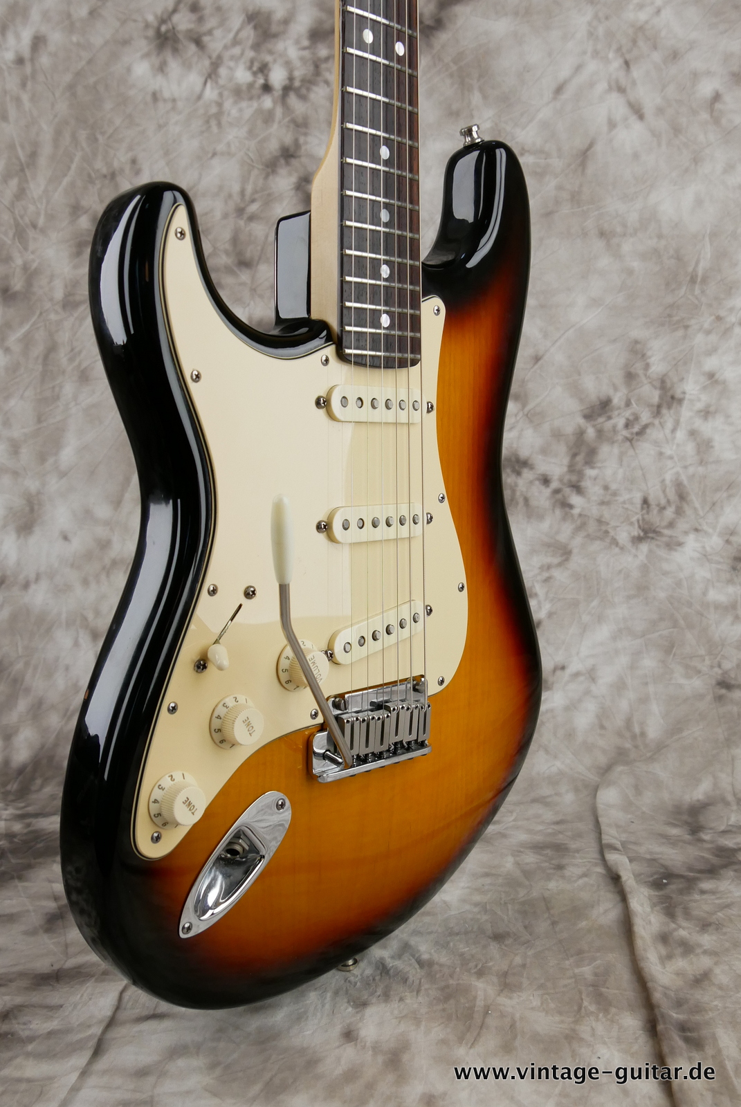 Fender_Stratocaster_American_Series_Diamond_Anniversary_60th_Left_handed_USA_sunburst-009.JPG