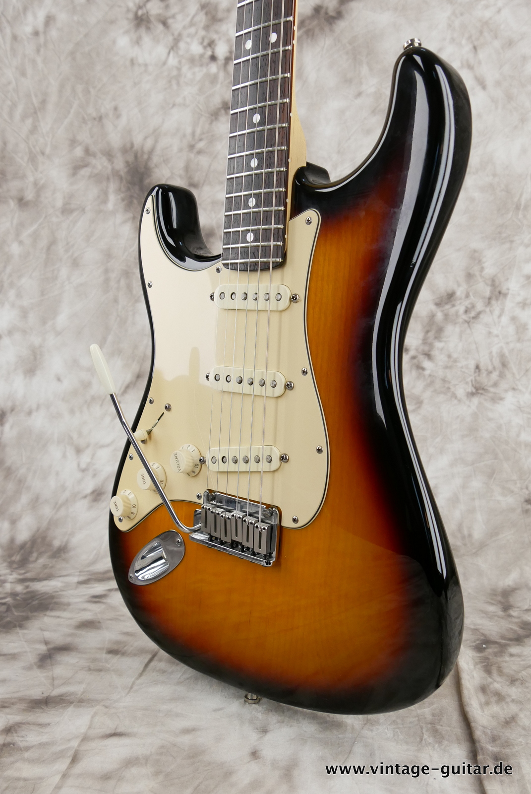 Fender_Stratocaster_American_Series_Diamond_Anniversary_60th_Left_handed_USA_sunburst-010.JPG