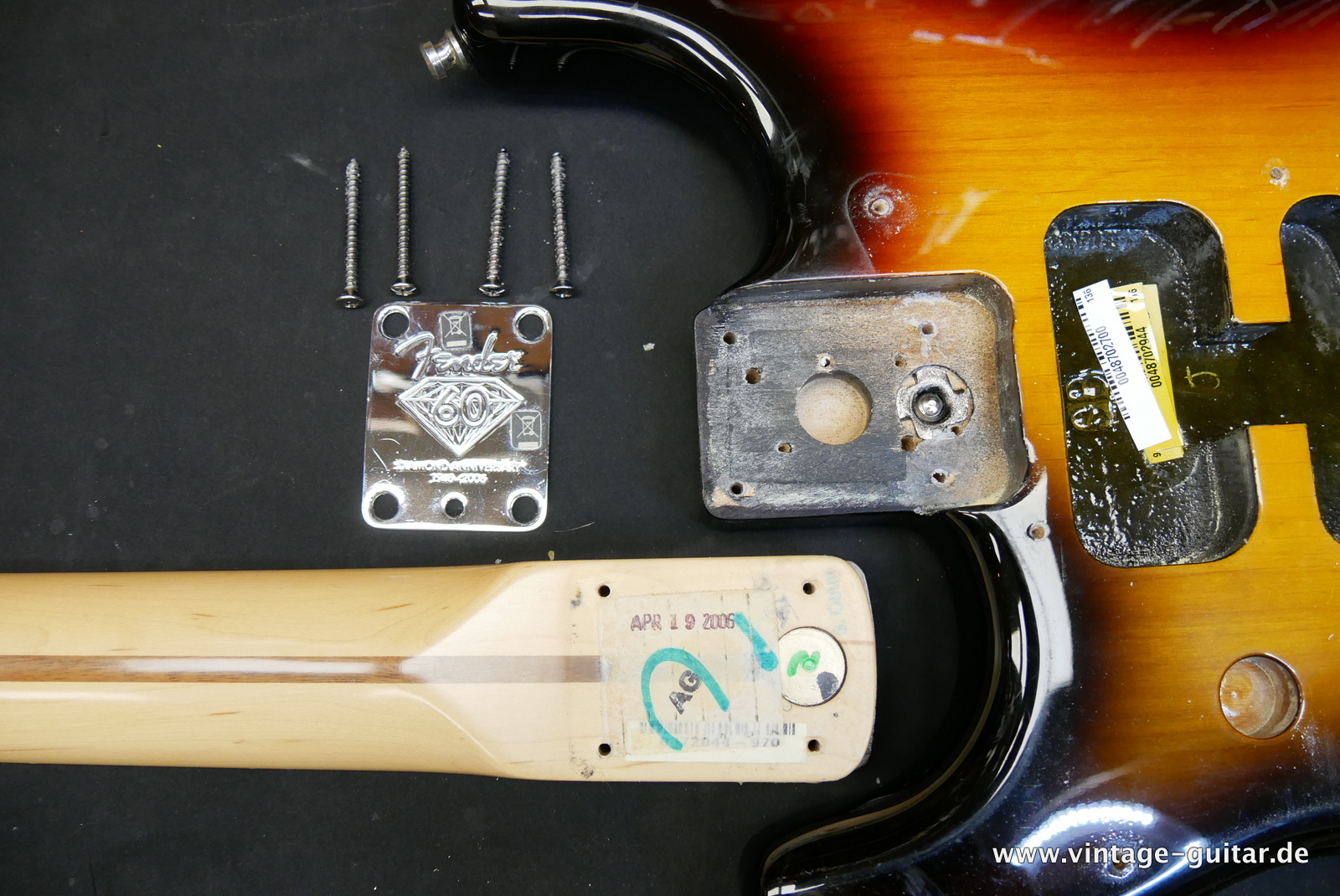 Fender_Stratocaster_American_Series_Diamond_Anniversary_60th_Left_handed_USA_sunburst-015.JPG