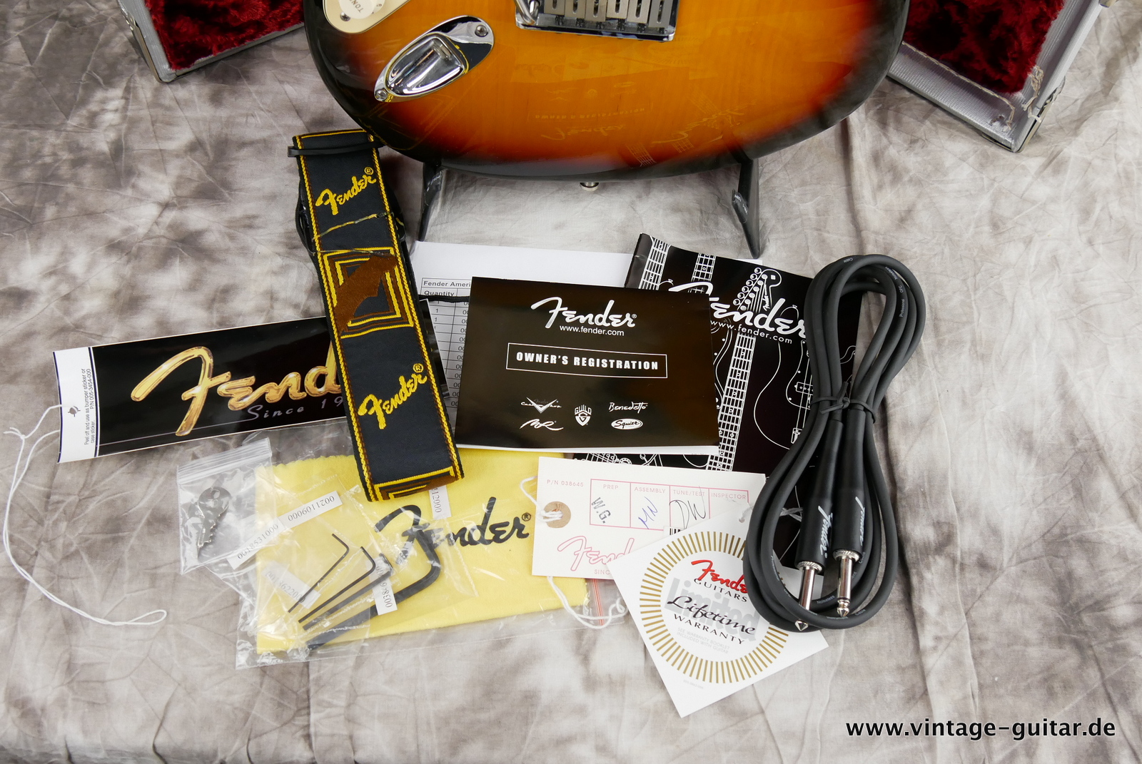 Fender_Stratocaster_American_Series_Diamond_Anniversary_60th_Left_handed_USA_sunburst-020.JPG