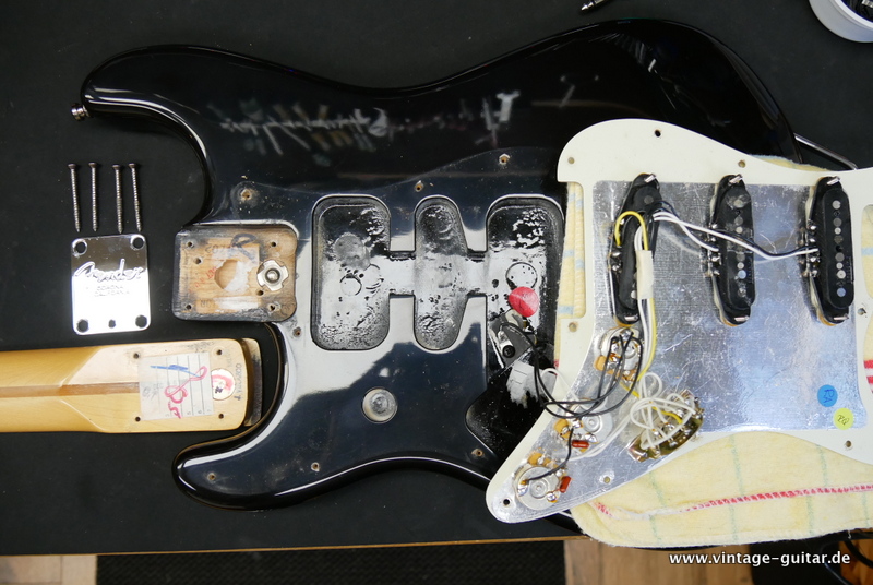 Fender_Stratocaster_american_deluxe_black_1999_USA_rosewood-013.JPG