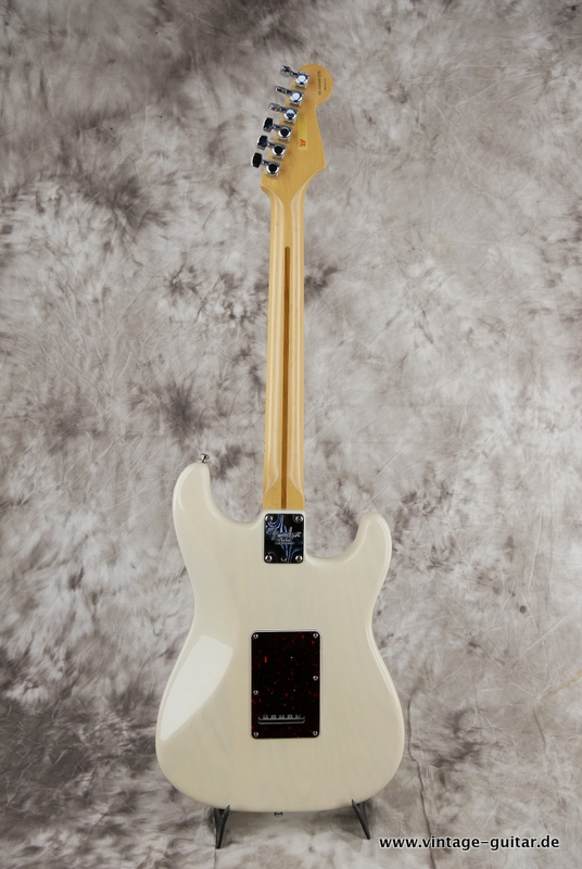 Fender_Stratocaster_American_deluxe_2001_Left_hand_blond_USA-002.JPG