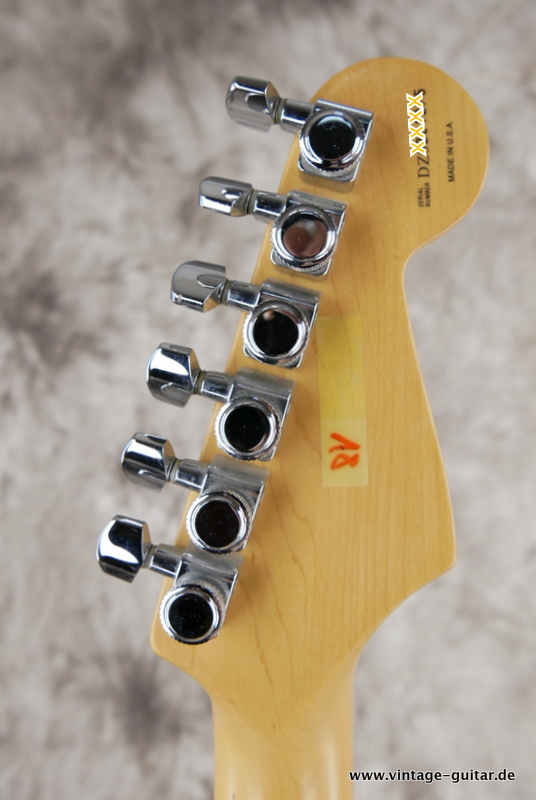 Fender_Stratocaster_American_deluxe_2001_Left_hand_blond_USA-004.JPG