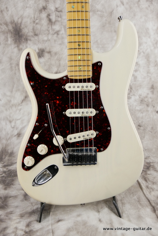 Fender_Stratocaster_American_deluxe_2001_Left_hand_blond_USA-007.JPG