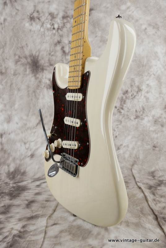 Fender_Stratocaster_American_deluxe_2001_Left_hand_blond_USA-010.JPG
