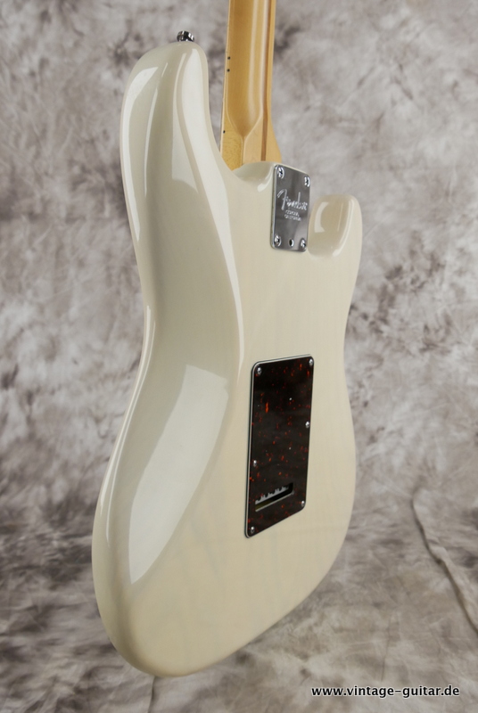 Fender_Stratocaster_American_deluxe_2001_Left_hand_blond_USA-011.JPG