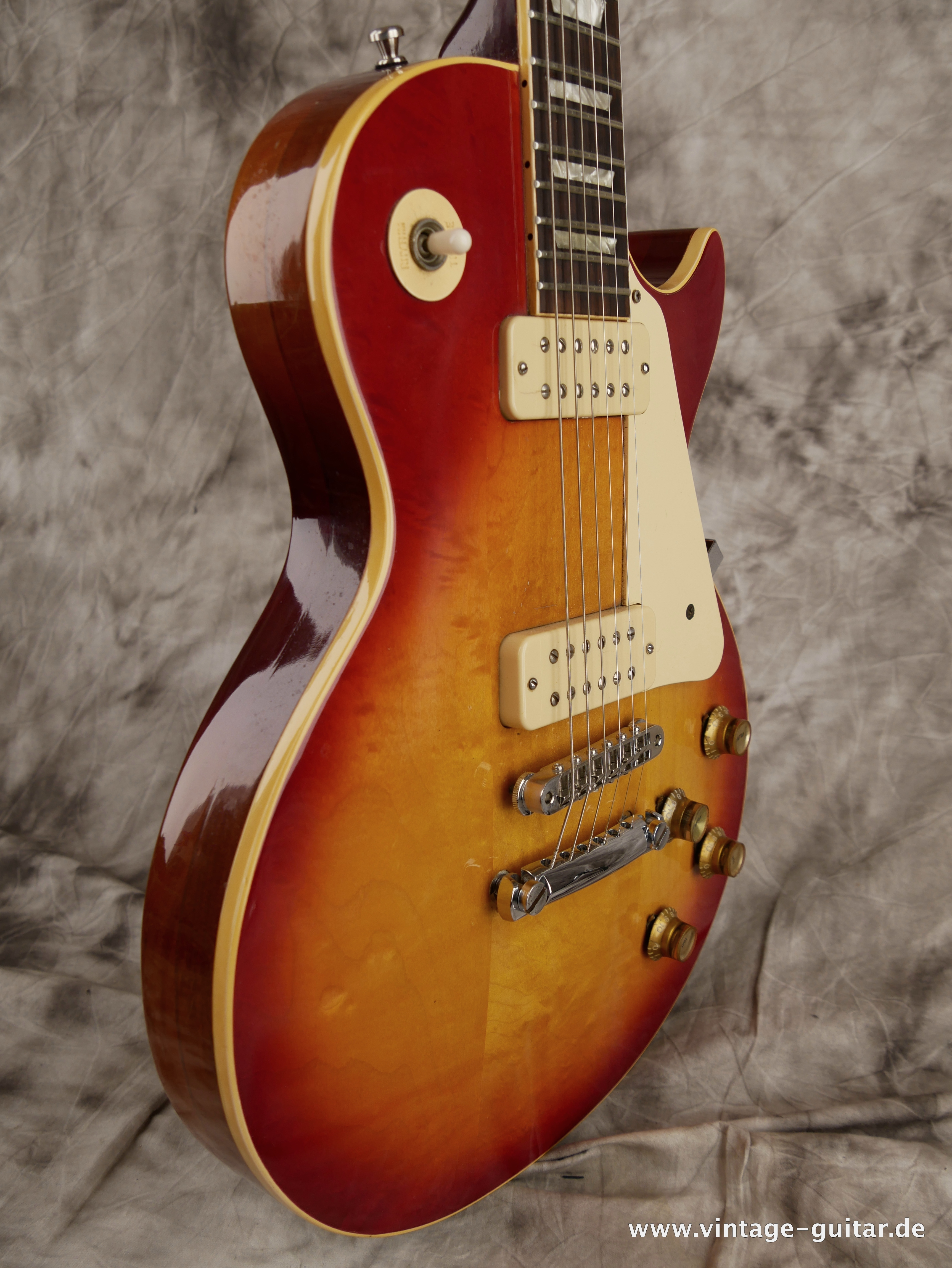 Gibson-Les-Paul-Deluxe-1975-cherry-burst-005.JPG
