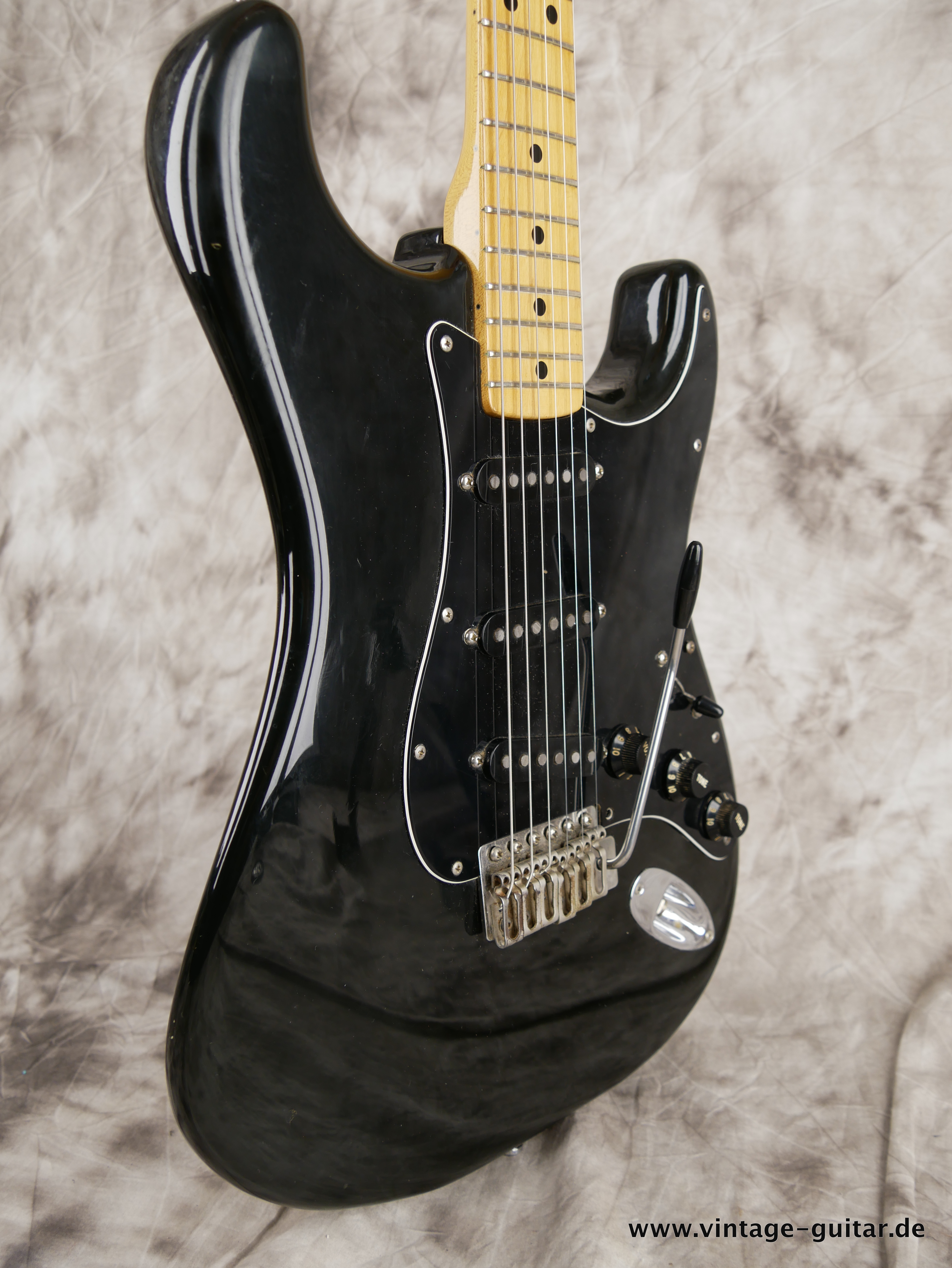 Fender-Stratocaster-1981-black-005.JPG