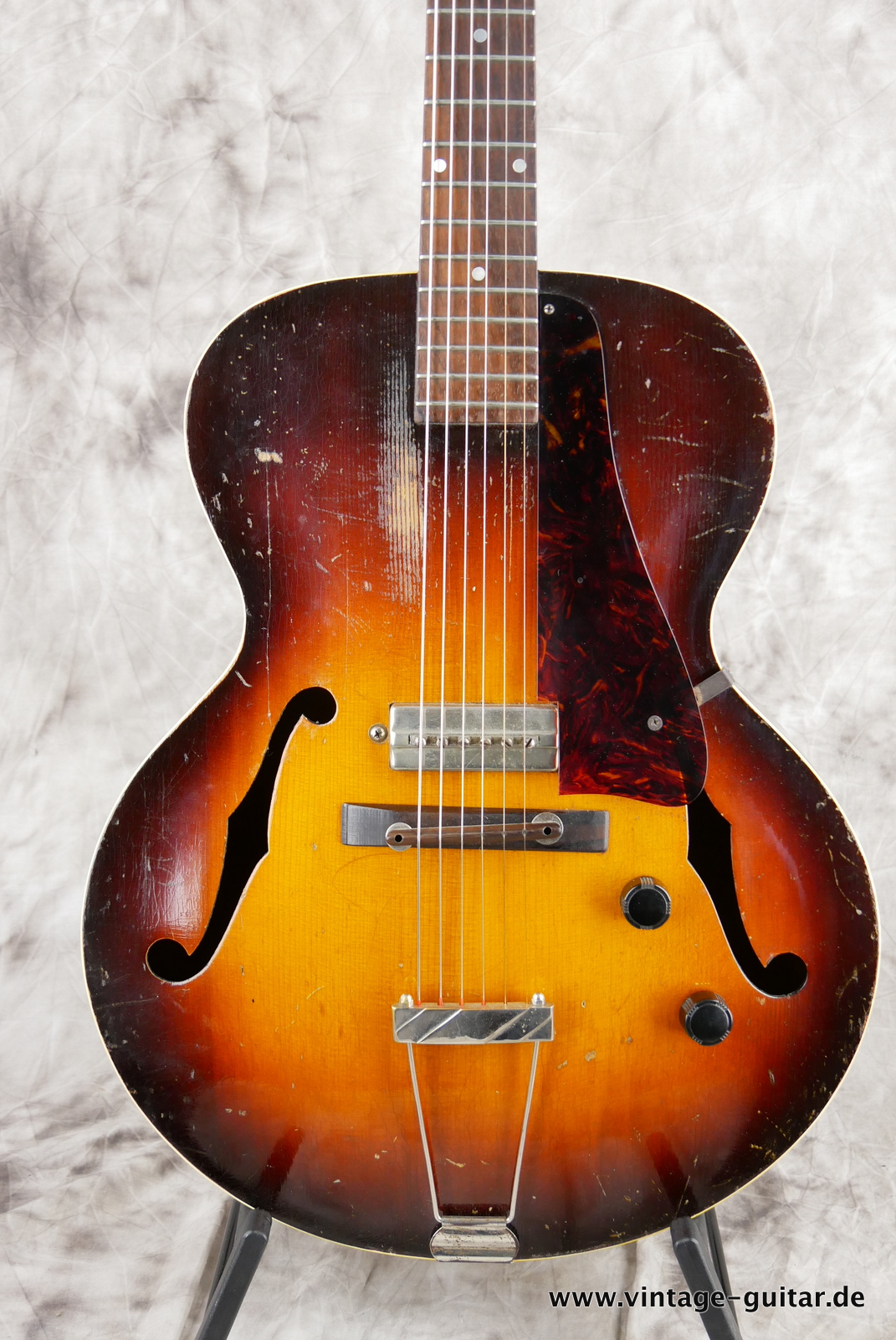 Gibson_ES_150_P_13_PU_sunburst_1942-003.JPG