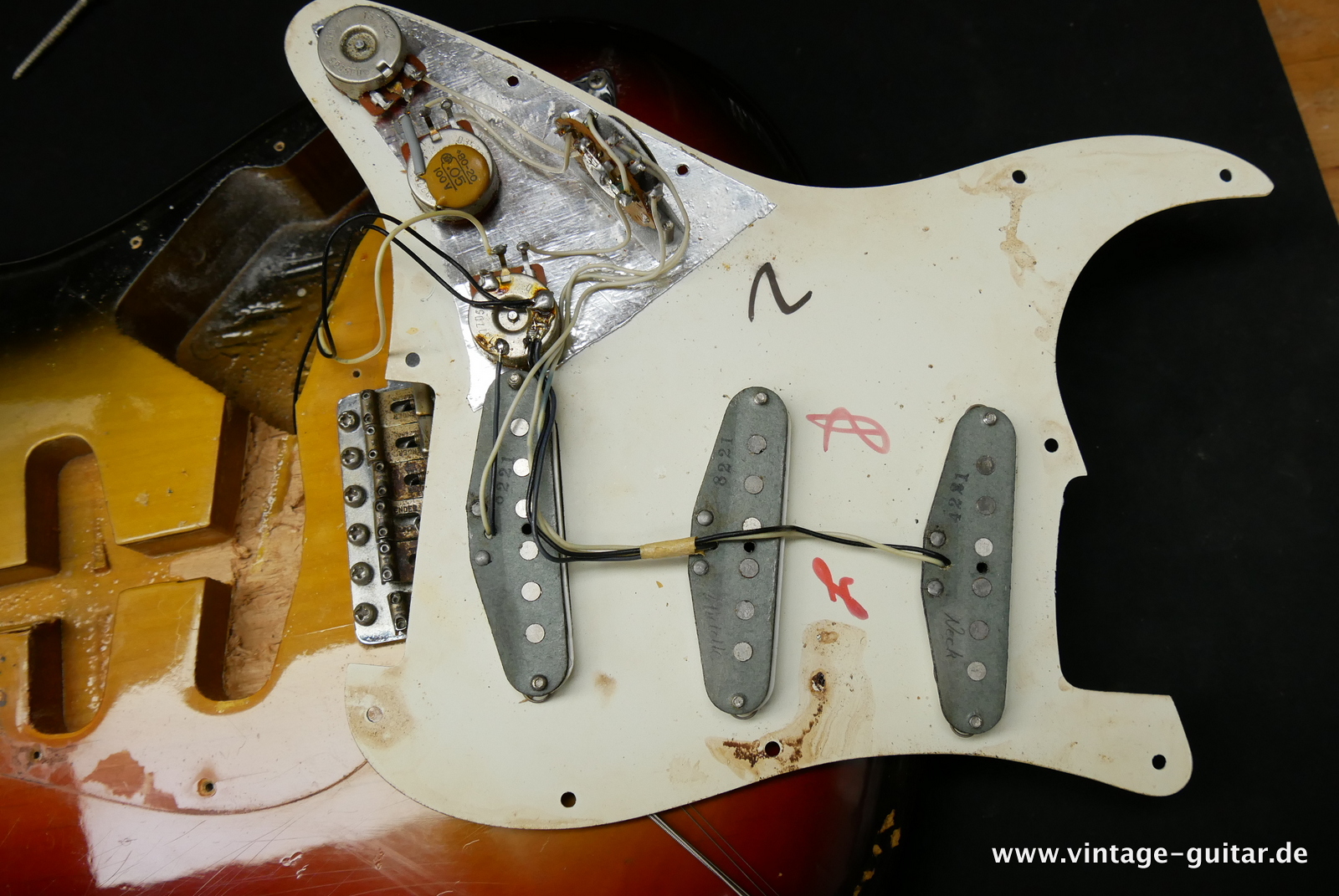 Fender-Stratocaster-1971-sunburst-4-hole-030.JPG