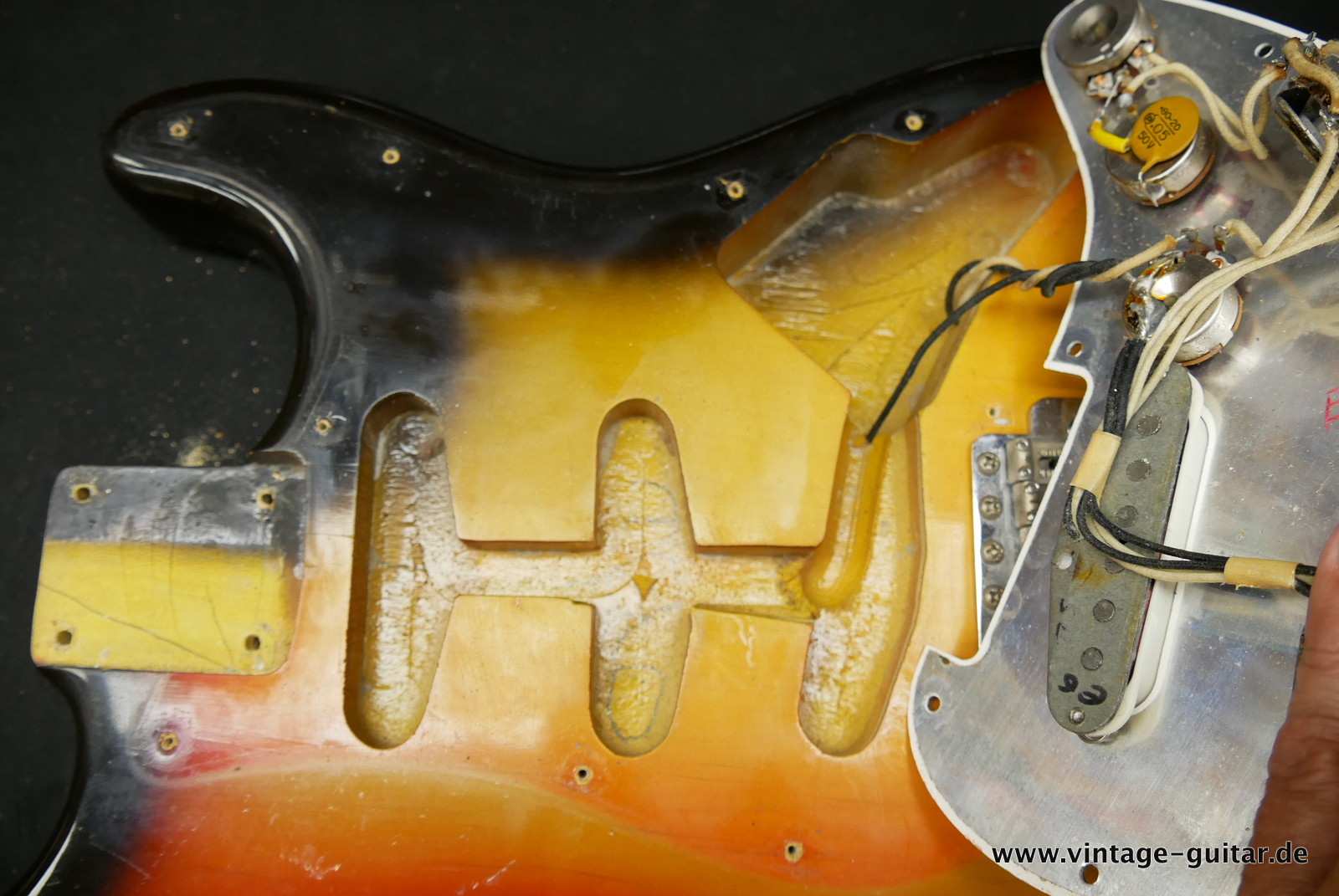 Fender-Stratocaster-1965-sunburst-034.JPG