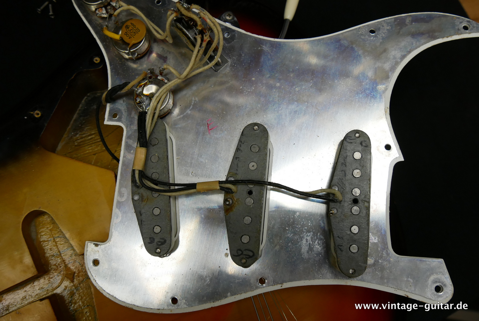 Fender-Stratocaster-1965-sunburst-037.JPG