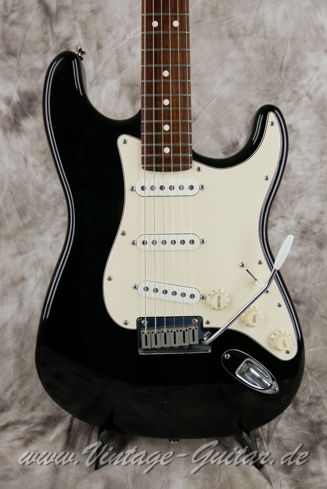 Fender-Stratocaster-American-Standard-1987-black-002.JPG