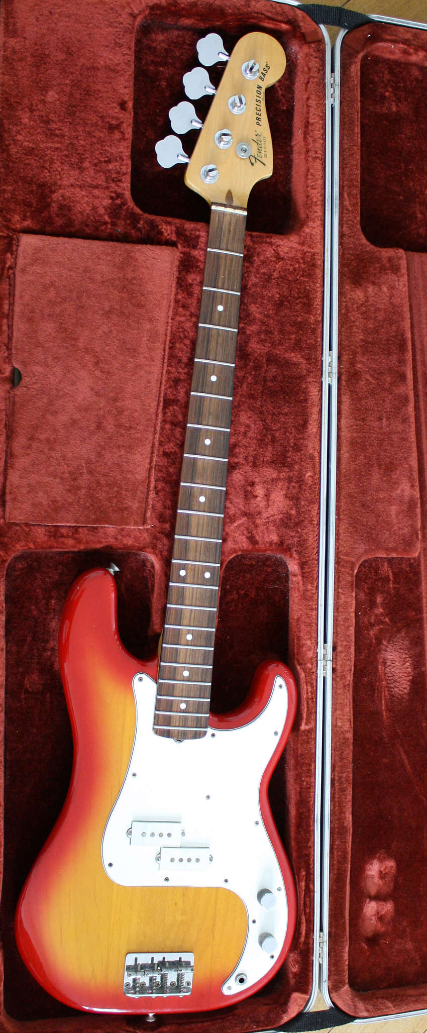 Fender_Precision_1981_1.jpg