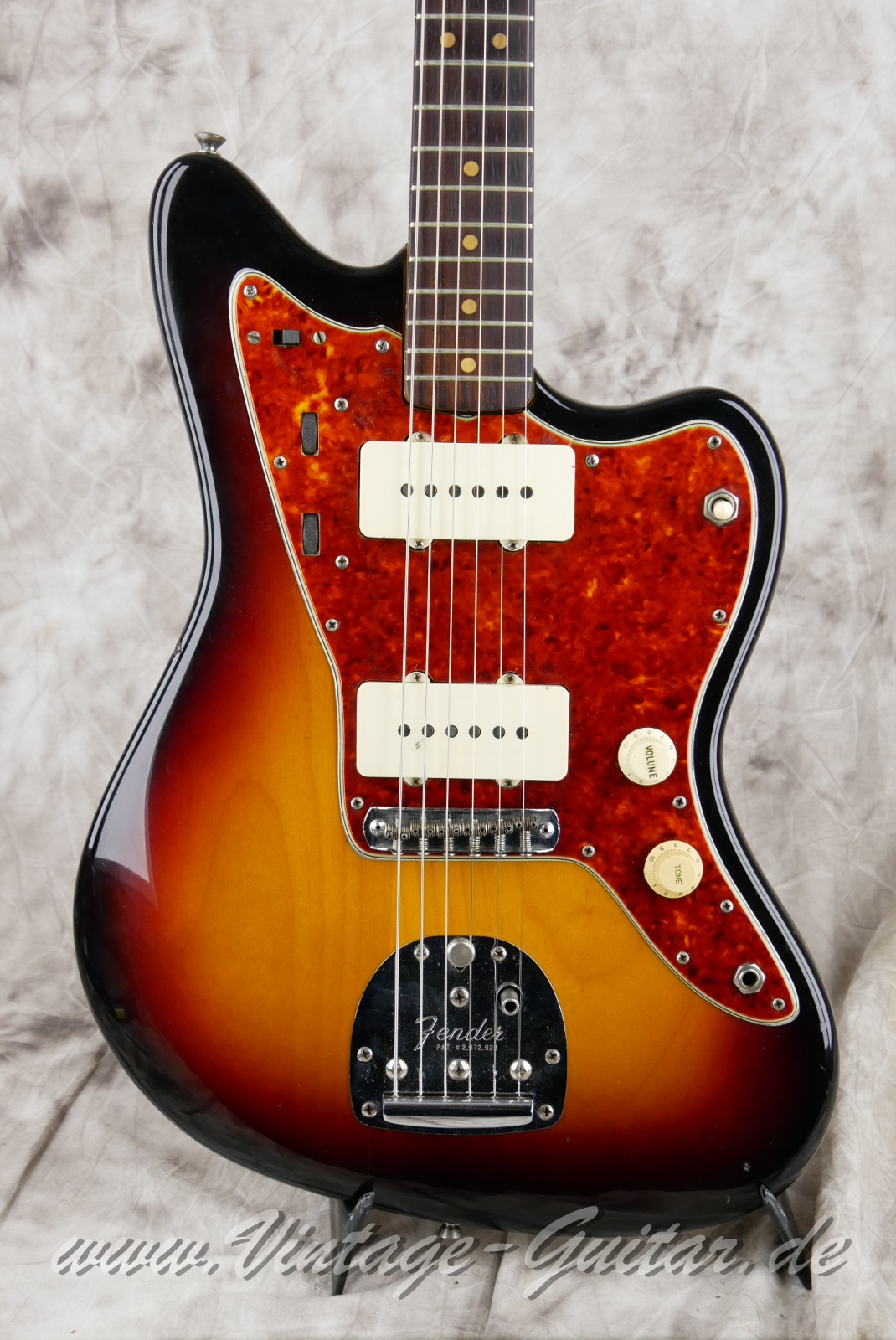 Fender_Jazzmaster_sunburst_refin_USA_1964-003.JPG