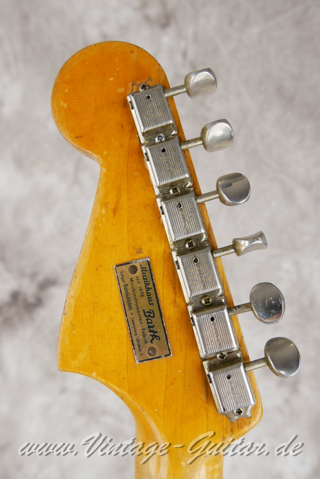 Fender_Jazzmaster_sunburst_refin_USA_1964-006.JPG