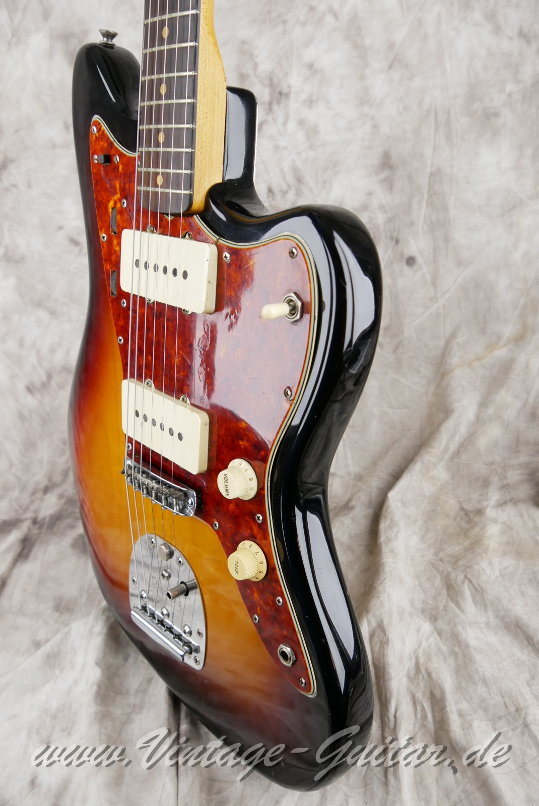 Fender_Jazzmaster_sunburst_refin_USA_1964-010.JPG